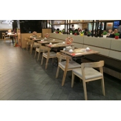 港式茶餐廳靠墻卡座和桌椅