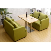 綠色布藝扶手沙發配木紋桌